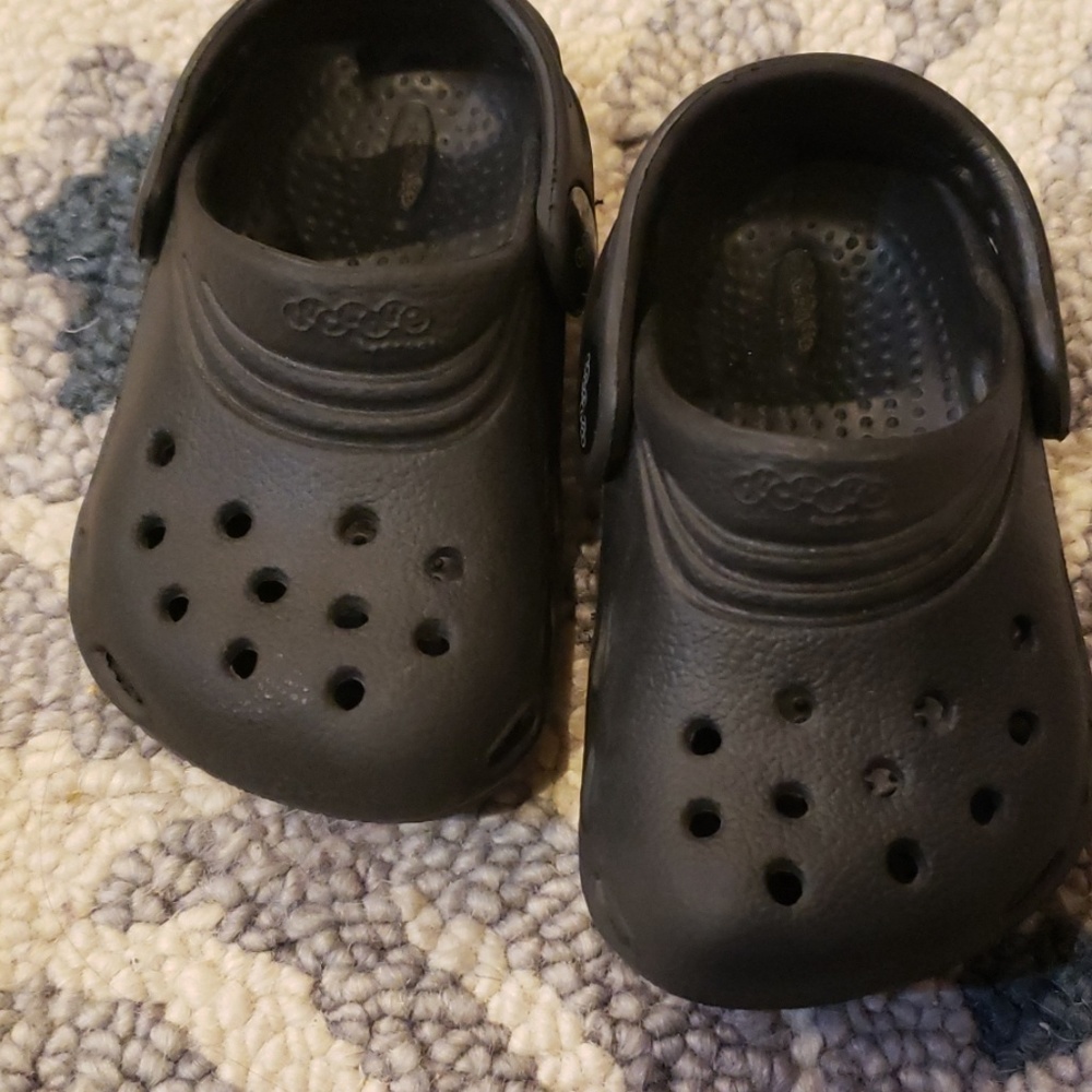 🥰3/$15:Black crocs size 4/5